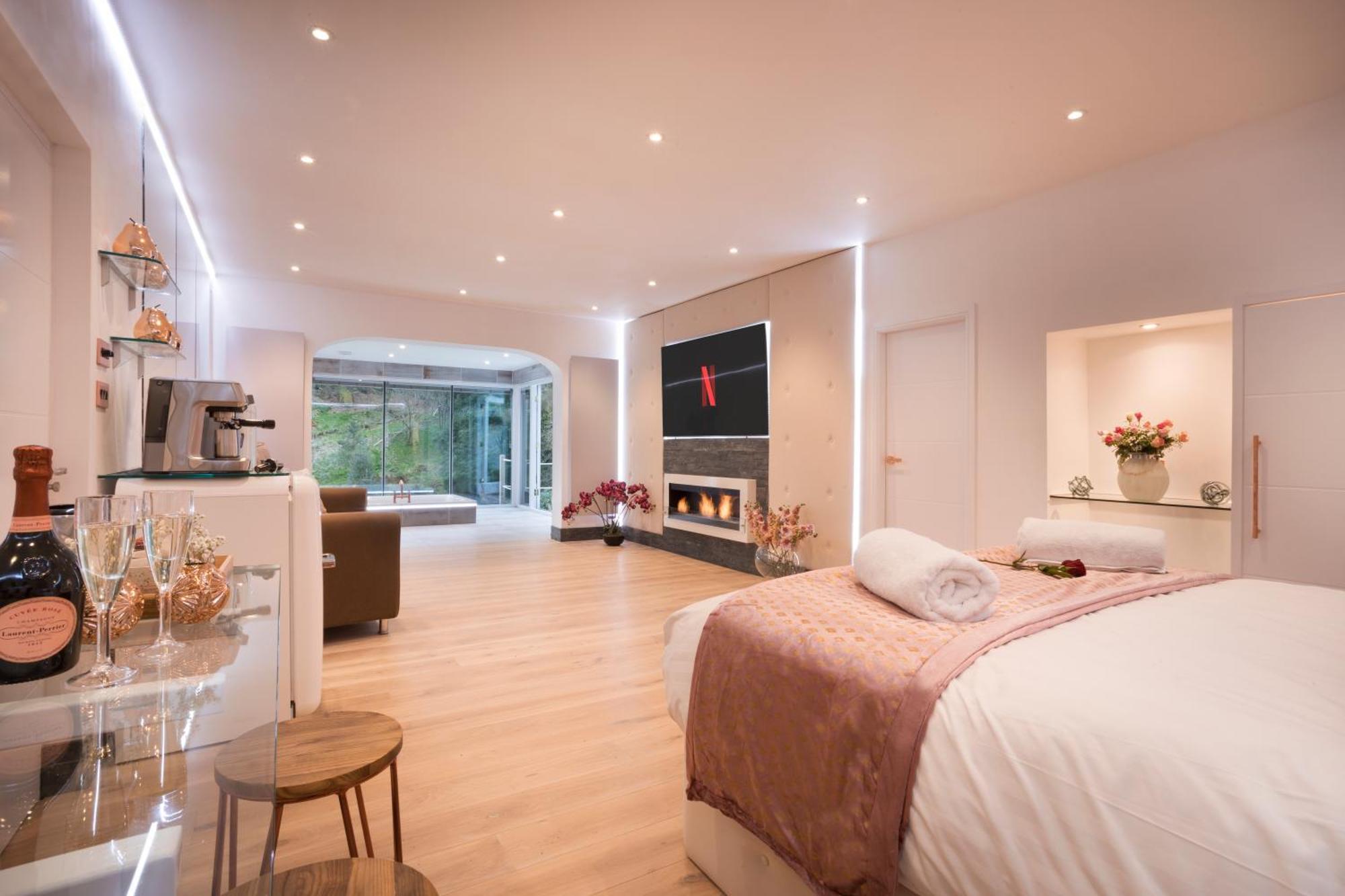 Aphrodites Group - Luxury Hot Tub Suites In Central Lake District! โบว์เนส ออน วินเดอเมียร์ ภายนอก รูปภาพ