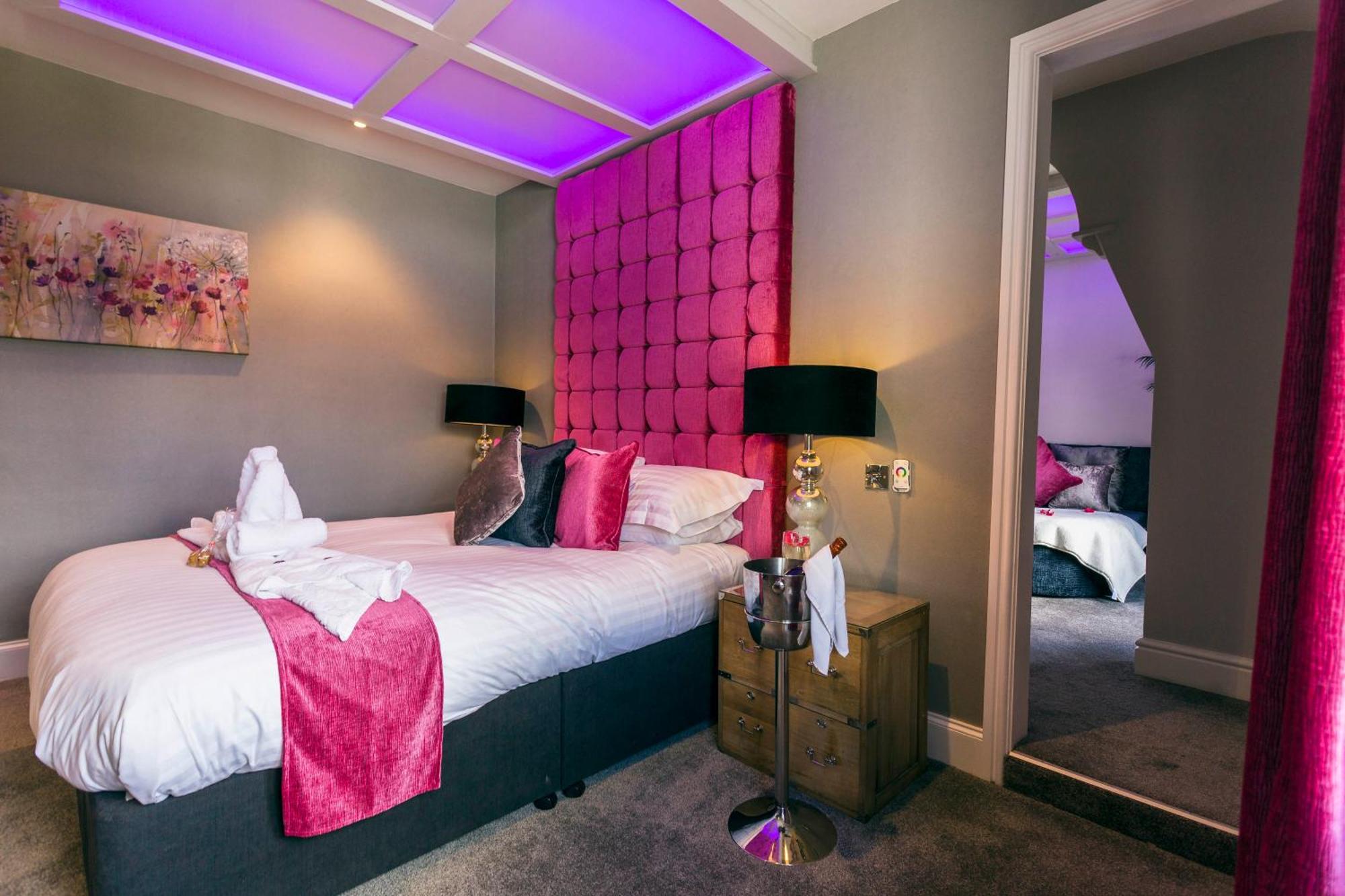 Aphrodites Group - Luxury Hot Tub Suites In Central Lake District! โบว์เนส ออน วินเดอเมียร์ ภายนอก รูปภาพ