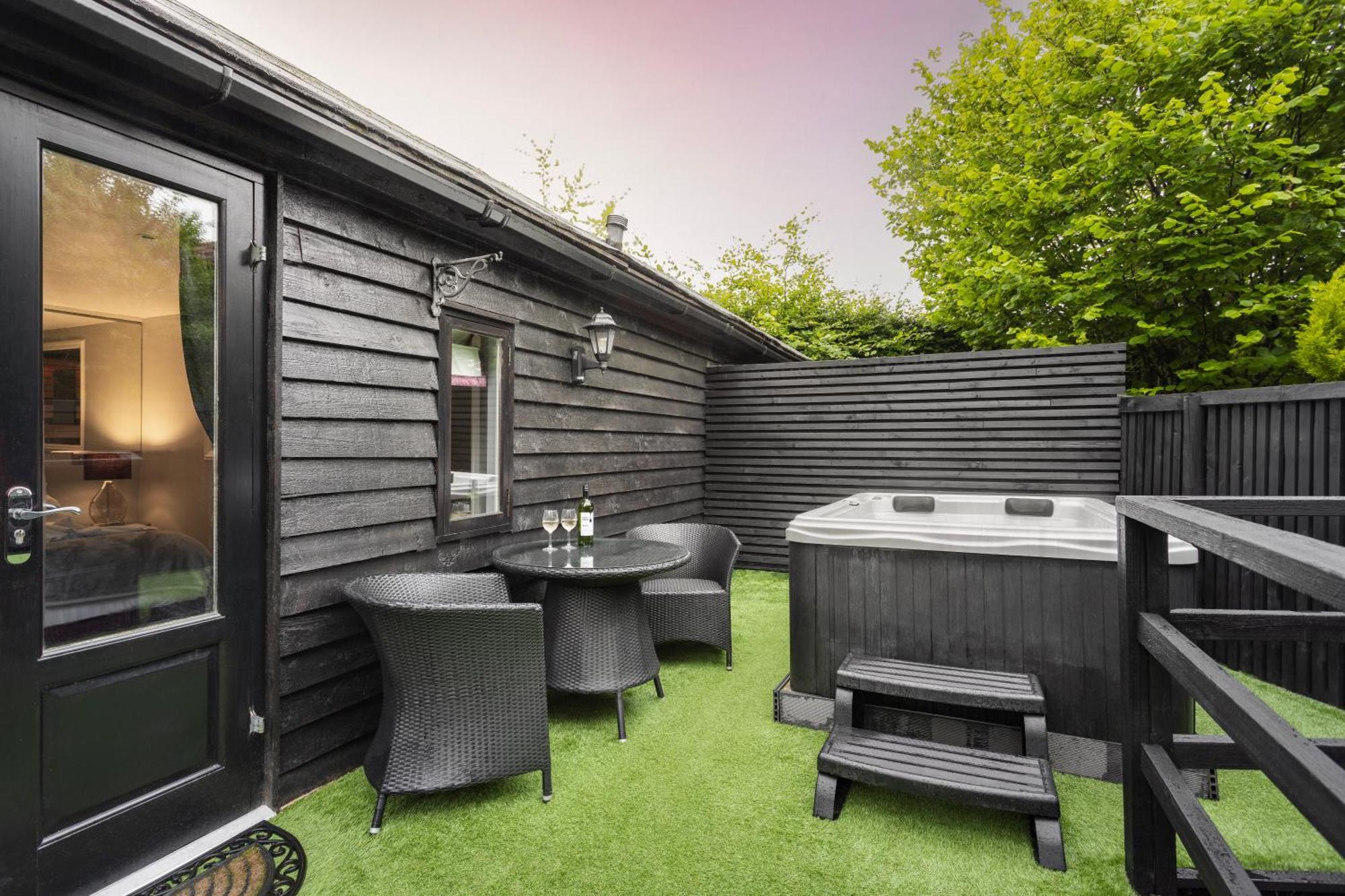Aphrodites Group - Luxury Hot Tub Suites In Central Lake District! โบว์เนส ออน วินเดอเมียร์ ภายนอก รูปภาพ
