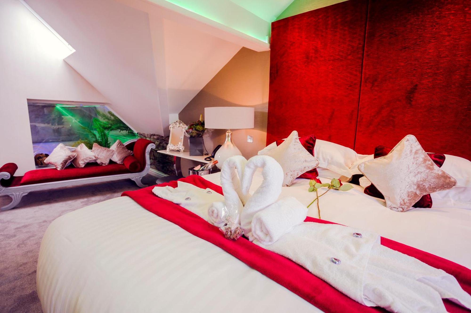 Aphrodites Group - Luxury Hot Tub Suites In Central Lake District! โบว์เนส ออน วินเดอเมียร์ ภายนอก รูปภาพ