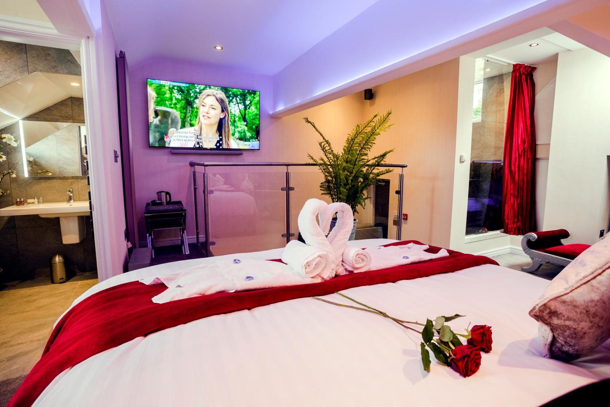 Aphrodites Group - Luxury Hot Tub Suites In Central Lake District! โบว์เนส ออน วินเดอเมียร์ ภายนอก รูปภาพ