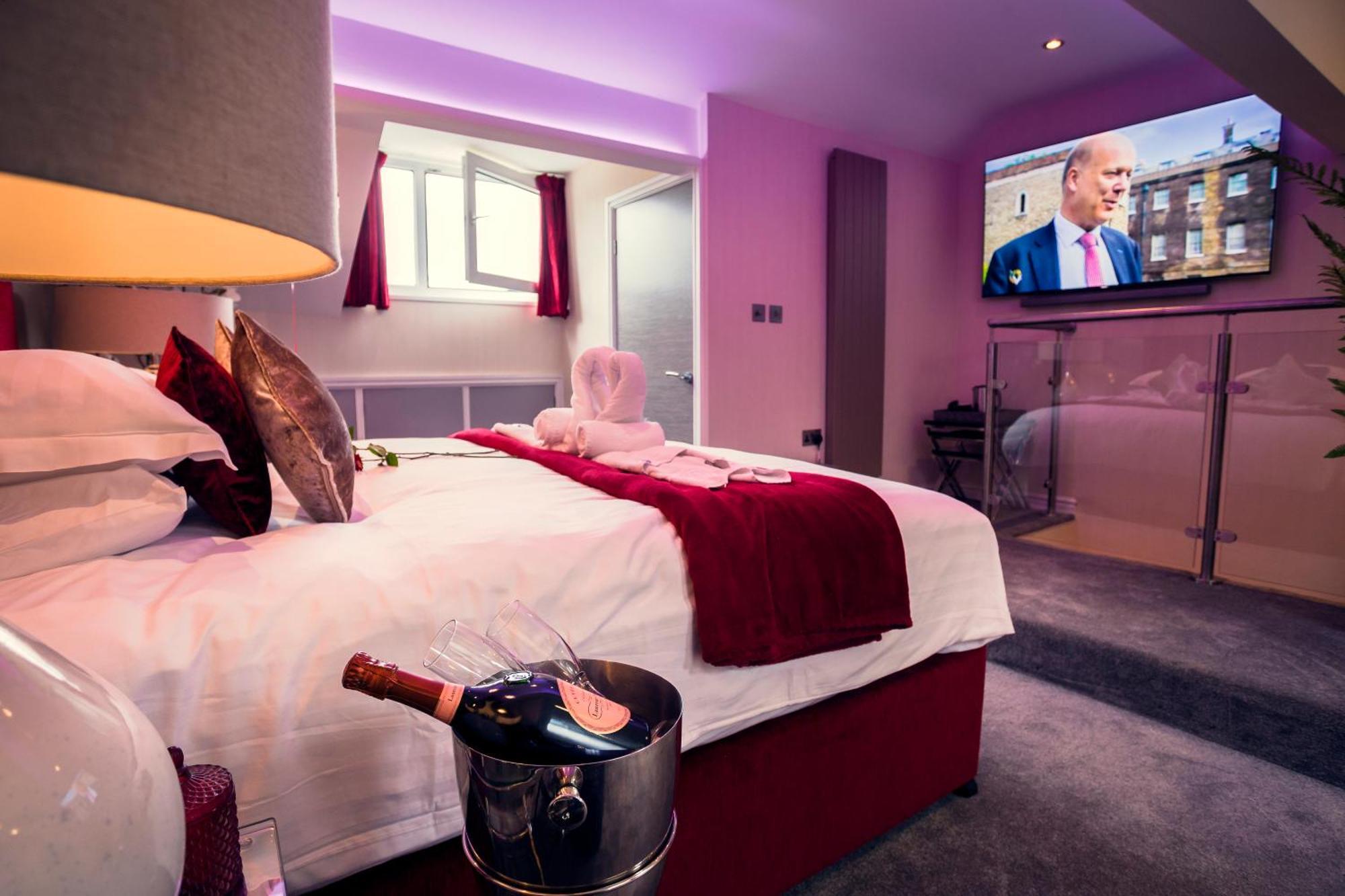 Aphrodites Group - Luxury Hot Tub Suites In Central Lake District! โบว์เนส ออน วินเดอเมียร์ ภายนอก รูปภาพ